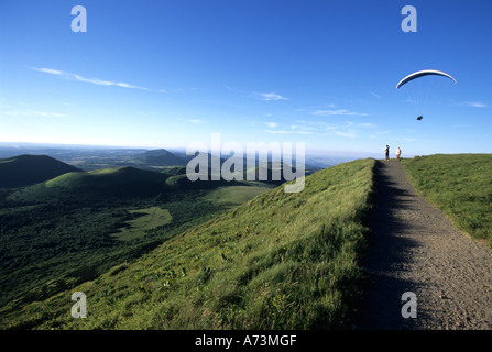 Europa Frankreich Auvergne Parafly über Volcanoes Nationalpark und die Kette der Durchreise Stockfoto