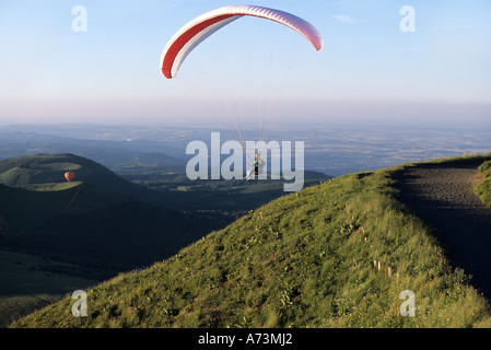 Europa Frankreich Auvergne Parafly über Volcanoes Nationalpark und die Kette der Durchreise Stockfoto