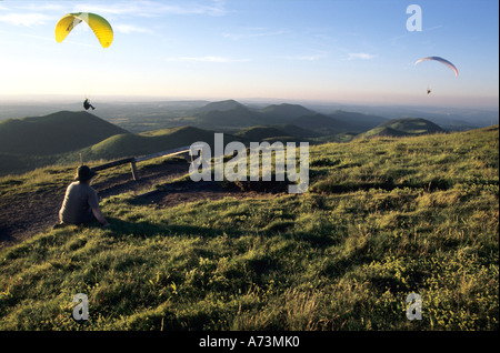 Europa Frankreich Auvergne Parafly über Volcanoes Nationalpark und die Kette der Durchreise Stockfoto