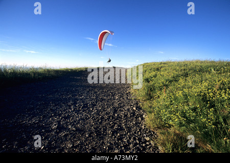 Europa Frankreich Auvergne Parafly über Volcanoes Nationalpark und die Kette der Durchreise Stockfoto