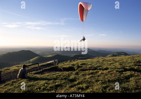 Europa Frankreich Auvergne Parafly über Volcanoes Nationalpark und die Kette der Durchreise Stockfoto