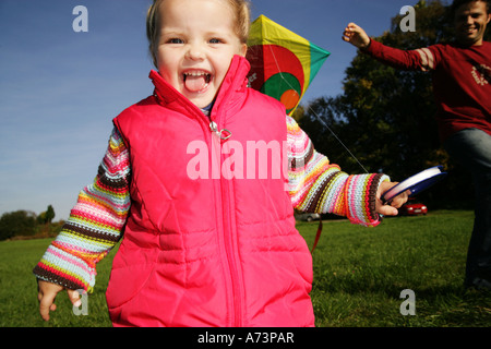 Vater und Tochter spielen mit kite Stockfoto