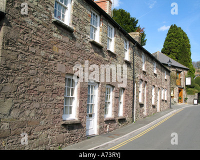 Traditionelle Naturstein-Reihe von terrassenförmig angelegten Bungalows in Crickhowell Powys Wales UK Stockfoto