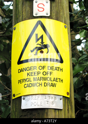 Zweisprachige Welsh englische Gebärdensprache Gefahr von Tod zu halten OFF auf Stromleitung post Wales UK Stockfoto