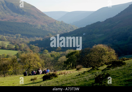 Wanderer ruht, blickte Evangelium Pass, Vale von Ewyas in den Black Mountains in der Nähe von Hay on Wye Powys Wales UK Stockfoto