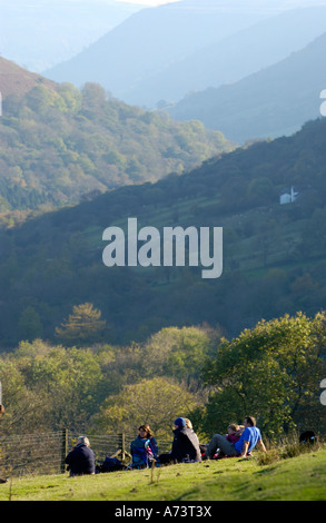 Wanderer ruht, blickte Evangelium Pass, Vale von Ewyas in den Black Mountains in der Nähe von Hay on Wye Powys Wales UK Stockfoto