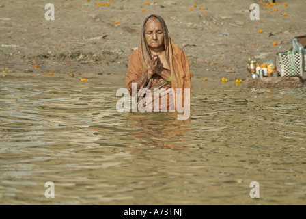 Frau beten in den Ganges in Varanasi, Indien Stockfoto