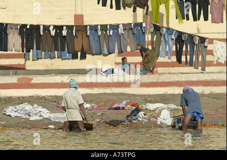 Wäsche-Arbeiter an den Ufern des Flusses Ganges, Varanasi, Indien Stockfoto