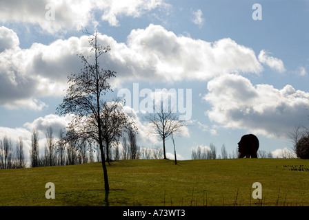 Silhouette des Kopfes Metallskulptur in Campbell Park Milton Keynes Stockfoto