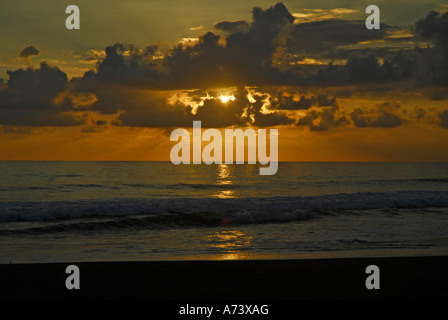 Sonnenuntergang am Strand von Matapalo, Provinz Puntarenas, Costa Rica, Mittelamerika Stockfoto