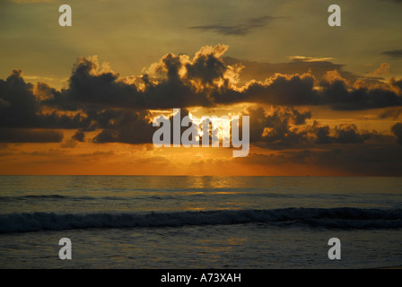 Sonnenuntergang am Strand von Matapalo, Provinz Puntarenas, Costa Rica, Mittelamerika Stockfoto