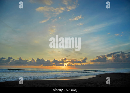 Sonnenuntergang am Strand von Matapalo, Provinz Puntarenas, Costa Rica, Mittelamerika Stockfoto