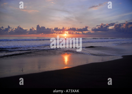 Sonnenuntergang am Strand von Matapalo, Provinz Puntarenas, Costa Rica, Mittelamerika Stockfoto