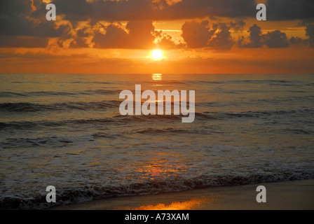 Sonnenuntergang am Strand von Matapalo, Provinz Puntarenas, Costa Rica, Mittelamerika Stockfoto