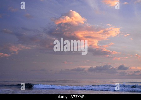 Sonnenuntergang am Strand von Matapalo, Provinz Puntarenas, Costa Rica, Mittelamerika Stockfoto