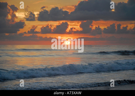 Sonnenuntergang am Strand von Matapalo, Provinz Puntarenas, Costa Rica, Mittelamerika Stockfoto