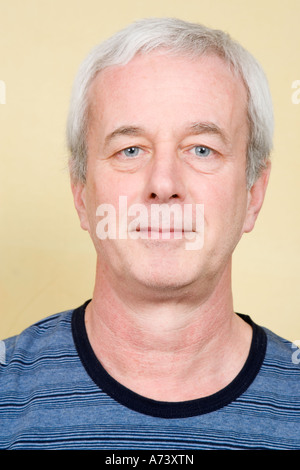 Porträt von Mann mit grauen Haaren UK Stockfoto