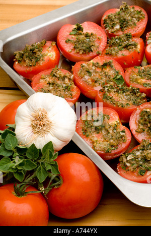 Kräuter und Knoblauch gefüllte Tomaten fertig zum Backen. Stockfoto