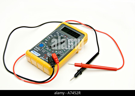 Amp-Volt-Leser auf weißem Hintergrund Stockfoto
