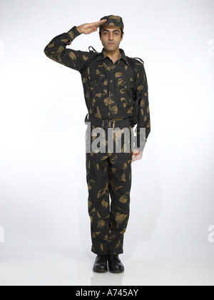 VDA 201705 indische Armee Soldaten stehen in Aufmerksamkeit Position und grüßte Herrn 702A Stockfoto
