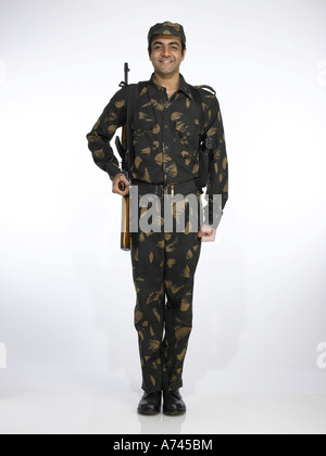 VDA 201709 indische Armee Soldat mit AK-47 Gewehr stehen in Aufmerksamkeit Position und lächelnde Herr 702A Stockfoto