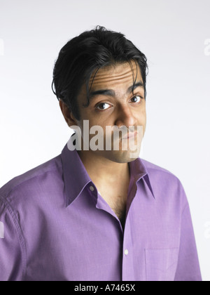 VDA 201937 Nahaufnahme von South Asian indischen Mann zeigen lustige Mimik Herr 702A Stockfoto