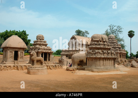 Mamalapuram, Mahabalipuram, religiös, fromm, Strand, Armen, Indianer, Hindus, Religion, Architektur, fünf Rathas, blauer Himmel, Rathas, Stockfoto