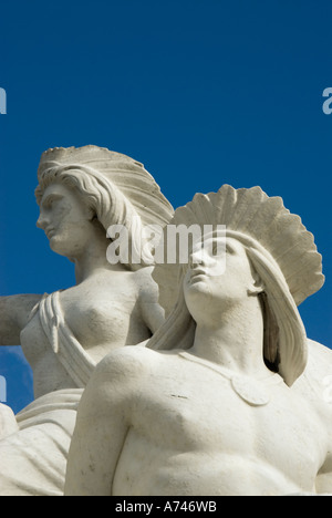 Detail der allegorische Statue of America, ein Teil der Albert Memorial Kensington Gardens Kensington Gore London England UK Stockfoto