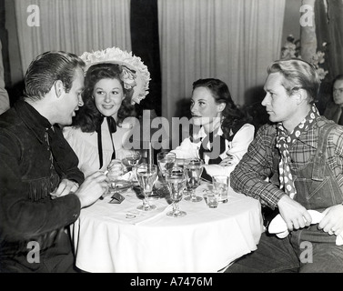 BILL MARSHALL mit Chats, Susan Hayward (mit Hut) und Jess Barker im Jahre 1945. Bills Frau Michèle Morgan achtet Stockfoto