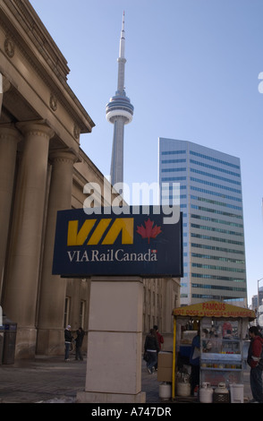 Via Rail Station anmelden Front Street, Toronto, Kanada, mit CN Tower im Hintergrund Stockfoto