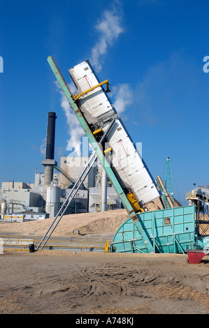 Anhänger an einer Zellstofffabrik zu Dumpingpreisen. Stockfoto