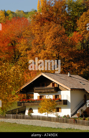 Hübsches Haus auf dem Hügel über dem Dorf Ritten in Südtirol-Italien Stockfoto