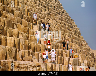 Touristen auf Cheops Pyramide Ägypten Stockfoto