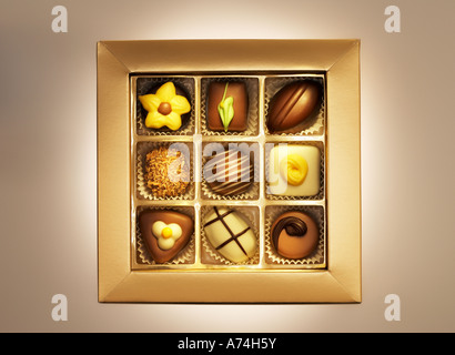 qualitativ hochwertiger Schokoladen in goldene Schachtel Stockfoto