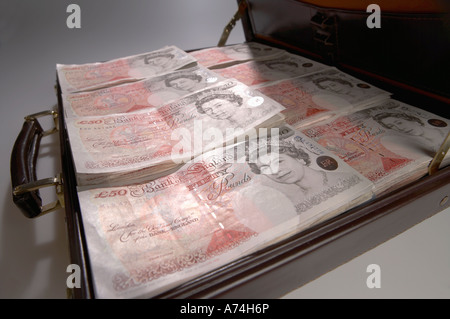 Aktentasche, gefüllt mit 10 000 britische Pfund, in 50-Pfund-Noten Stockfoto