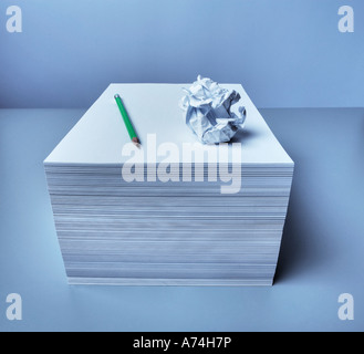 zerknittertes Papierkugel, Bleistift auf Papier Stockfoto