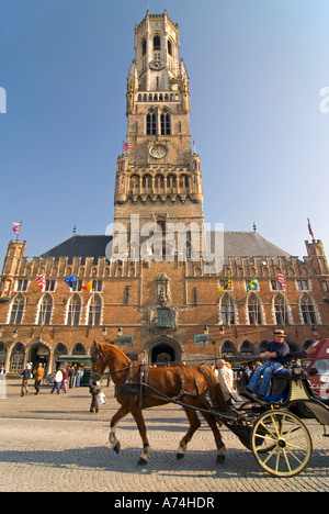 Vertikale Ansicht eines Kutschenwanders am Belfried von Brügge oder Belfort van Brugge am Markt an einem sonnigen Tag in Brügge vorbei. Stockfoto