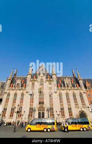 Vertikale Weitwinkelaufnahme des Landgericht im Markt [Marktplatz] gegen einen strahlend blauen Himmel. Stockfoto