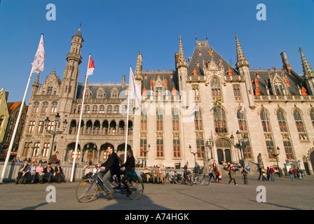 Horizontale Ansicht des Provinzgerichts auf dem Markt gegen einen strahlend blauen Himmel in Brügge. Stockfoto