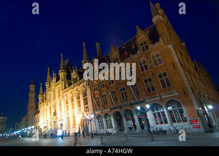 Horizontale Ansicht des Provinzgerichts auf dem Markt, beleuchtet bei Nacht in Brügge. Stockfoto