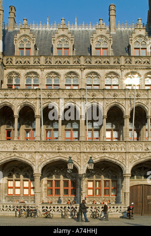Vertikale Nahaufnahme der Vorderfassade des Provinzgerichts auf dem Markt in Brügge. Stockfoto