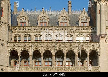 Horizontale Nahaufnahme der Vorderfassade des Provinzgerichts am Markt an einem hellen sonnigen Tag in Brügge. Stockfoto
