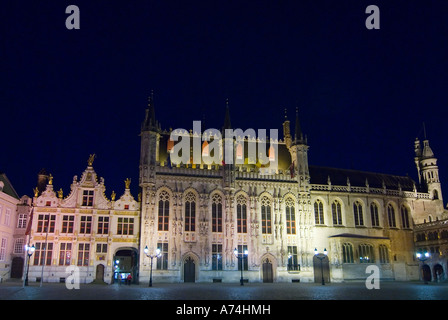 Horizontalen Weitwinkel Nachtansicht des Stadhuis Town Hall in der historischen Burgplatz Stockfoto
