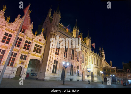 Horizontalen Weitwinkel Nachtansicht des Stadhuis Town Hall in der historischen Burgplatz Stockfoto