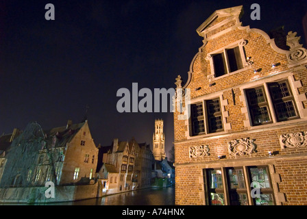 Horizontale Stadtansicht bei Nacht von einem alten Giebelguldhaus in Brügge. Stockfoto