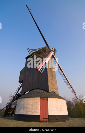 Vertikale Ansicht von Koelewei Molen "Windmühle" gegen ein strahlend blauer Himmel. Stockfoto