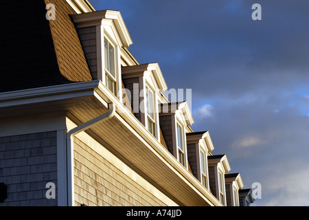 Zeilen des Fensters in einem modernen Bürogebäude, architektonische Details Stockfoto