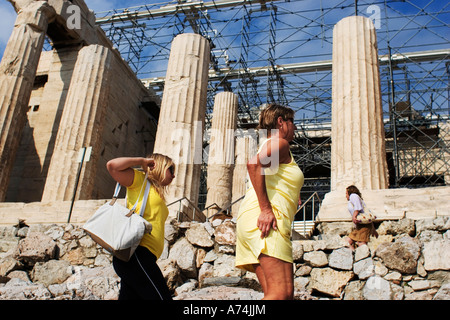 2 amerikanische Touristen klettern die Akropolis in Athen Griechenland Sommer 2006 Stockfoto