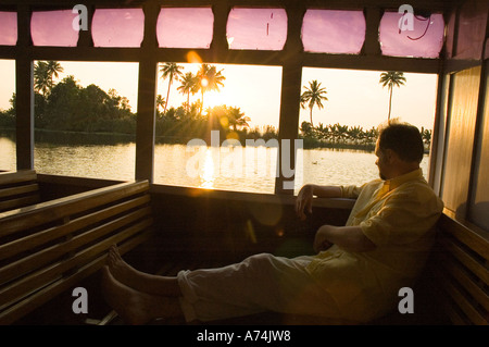 Sonnenuntergang vom Boot auf den Backwaters in Kerala in Südindien Stockfoto