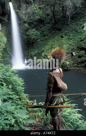 Asien, Papua Neuguinea, Highland Gebiet. Huli Wigman an Ambula Falls Stockfoto